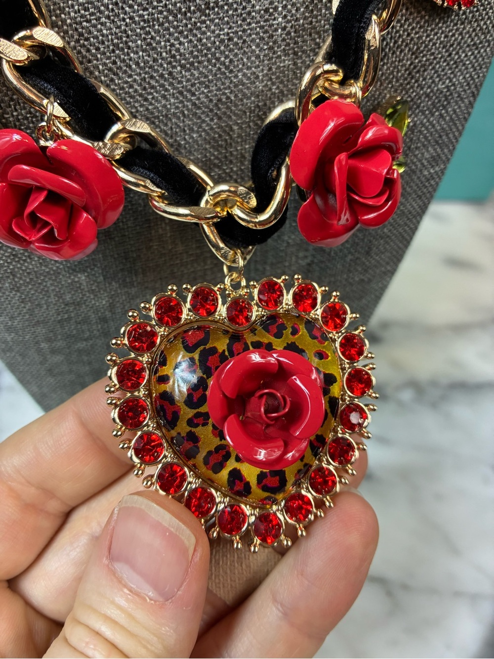 Betsey Johnson Leopard Statement Necklace w/ Hearts & Roses - NWT $128 Retail - Picture 4 of 8